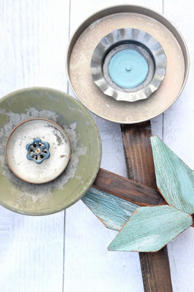 Add some rustic charm to your outdoor space with these junk flower metal garden ornaments. DIY patio decor from old metal and spare parts.